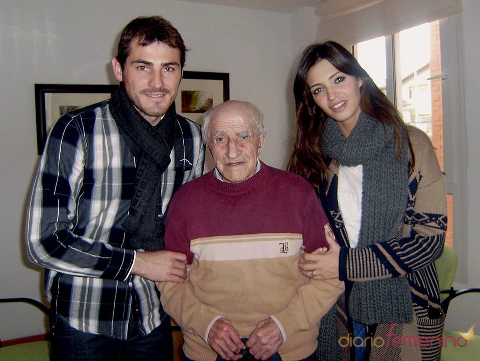 Sara Carbonero e Iker Casillas felicitan las fiestas al abuelo del portero