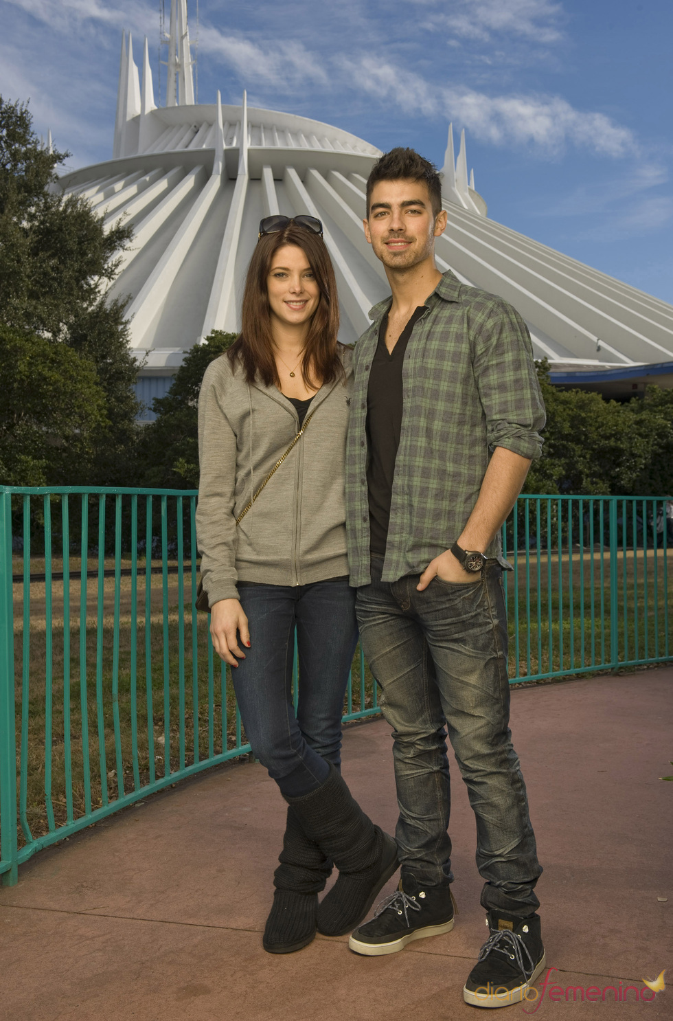 Ashley Greene y Joe Jonas en el parque temátio de Disney