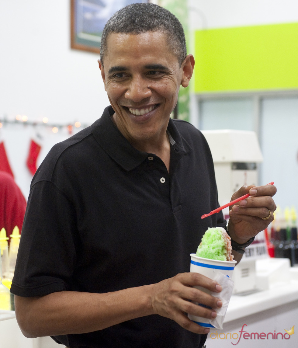 Barack Obama disfruta de un helado durante su estancia en Hawai