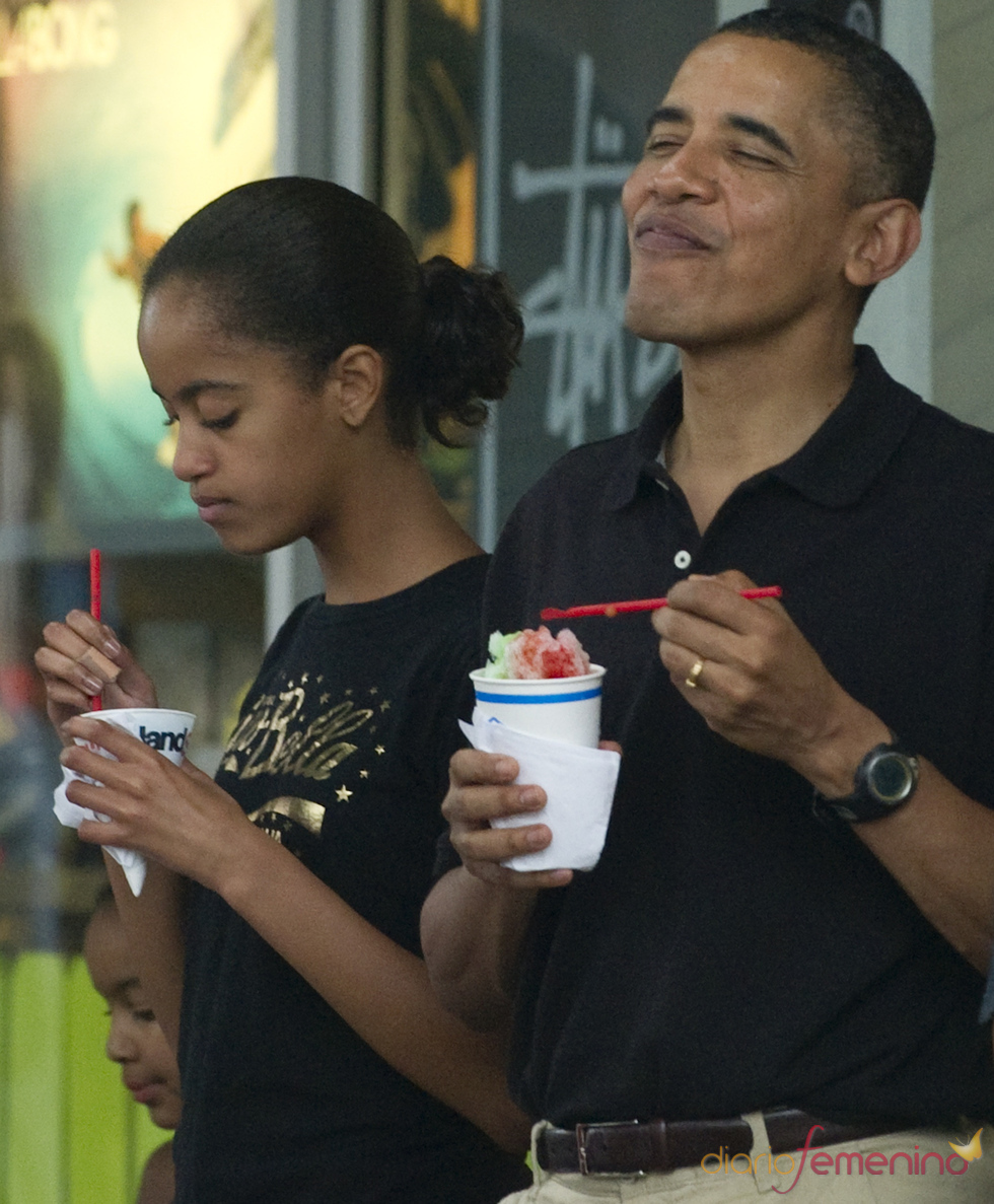 Barack Obama come helado junto a sus hijas en Hawai