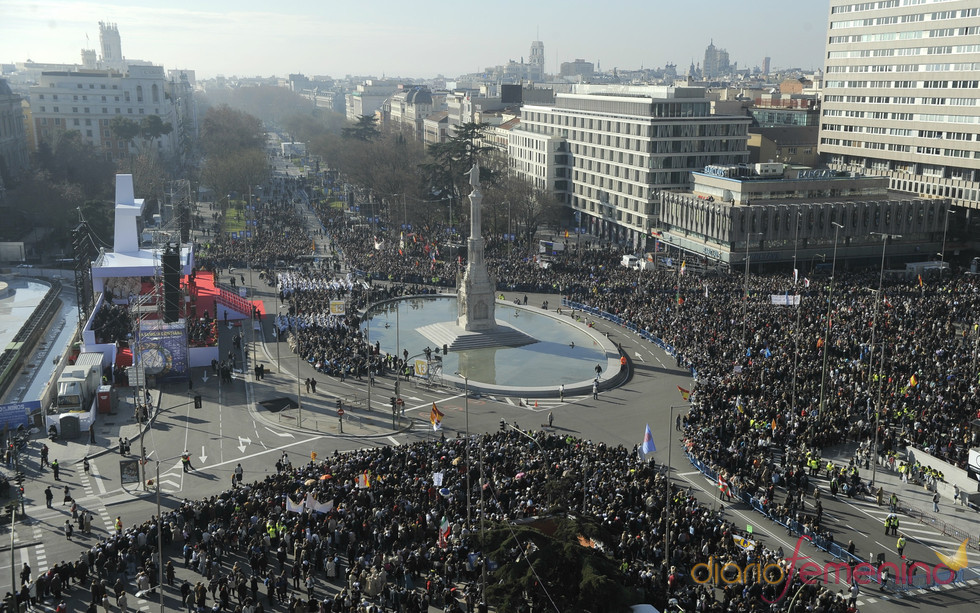 Centenas de miles de fieles en la Misa de la Familia en Madrid