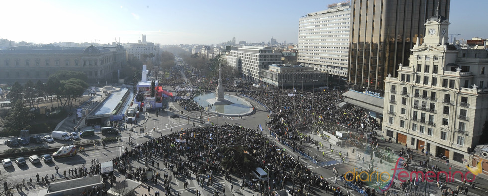 Multitudinaria manifestación católica en la plaza de Colón