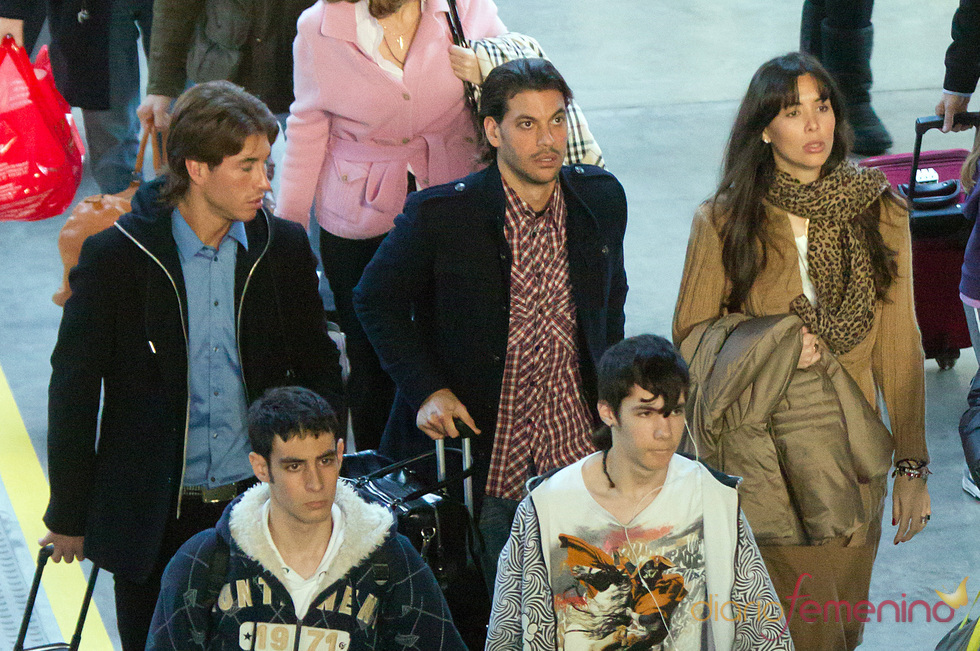 Sergio Ramos con su hermano y su cuñada Vania Millán en Sevilla