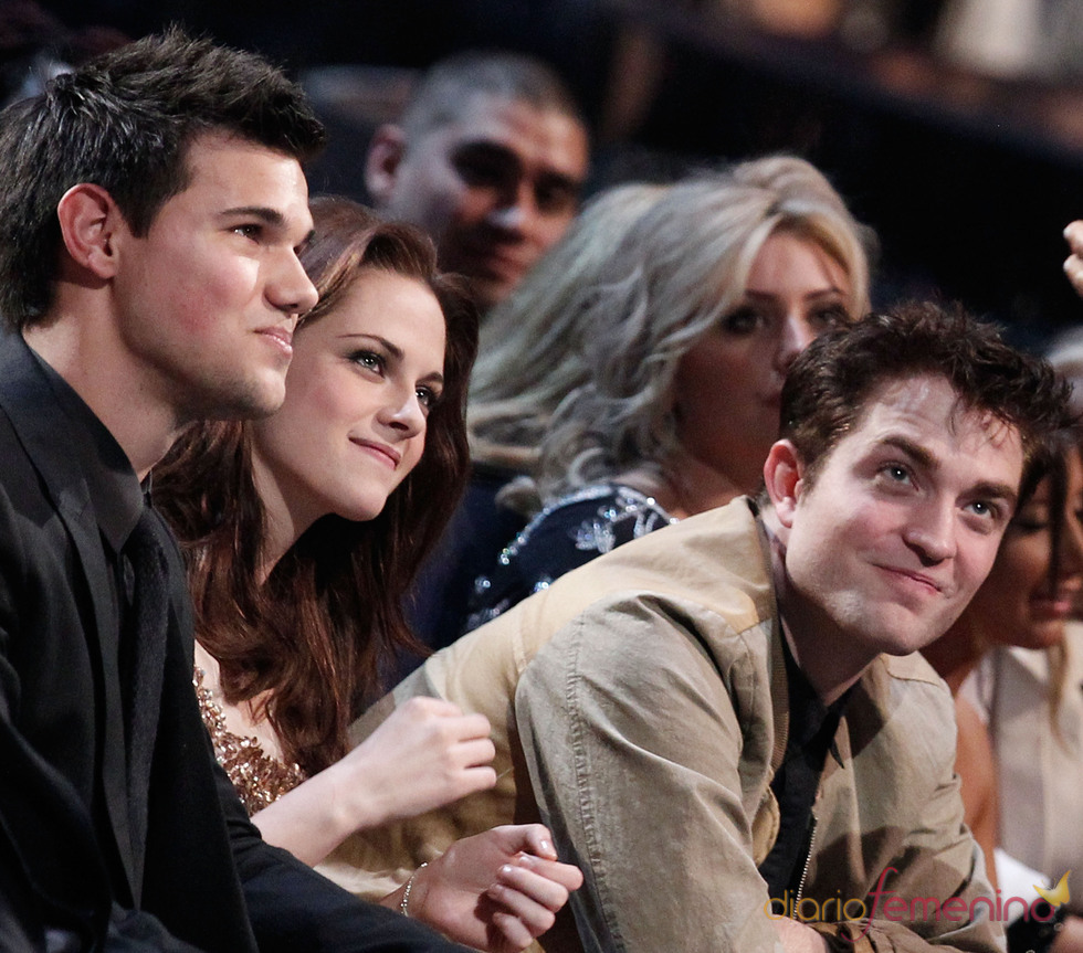 Robert Pattinson, Kristen Stewart y Taylor Lautner en el People's Choice Awards 2011