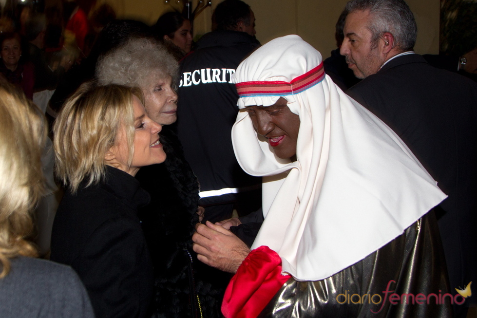 La Duquesa de Alba recibe caramelos del Rey Baltasar en la Cabalgata de Reyes 2011 de Sevilla
