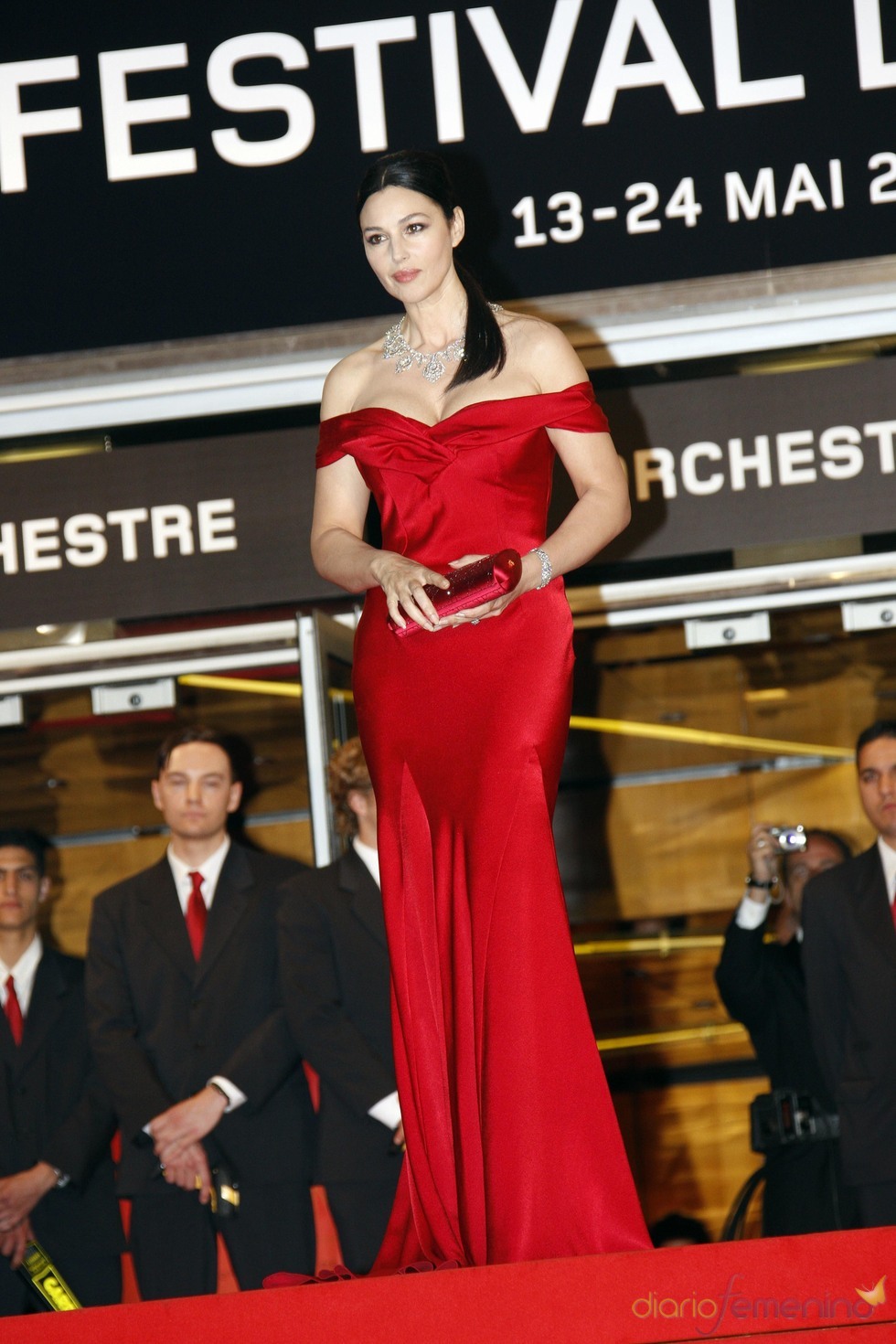 Monica Belluci espectacular con un vestido rojo