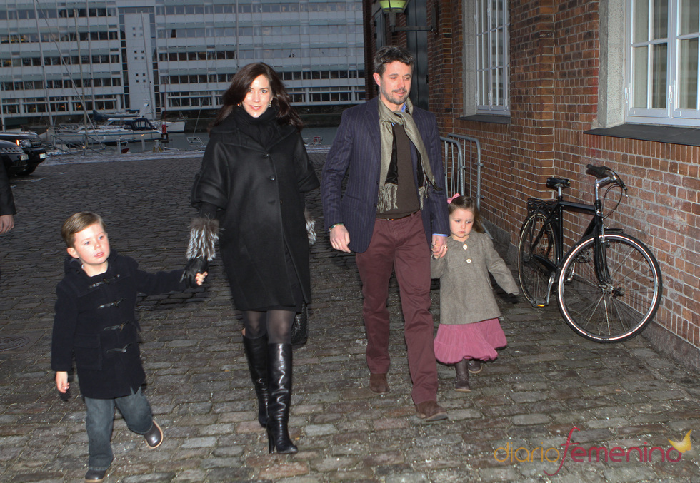 Mary Donaldson y Federico de Dinamarca con sus hijos