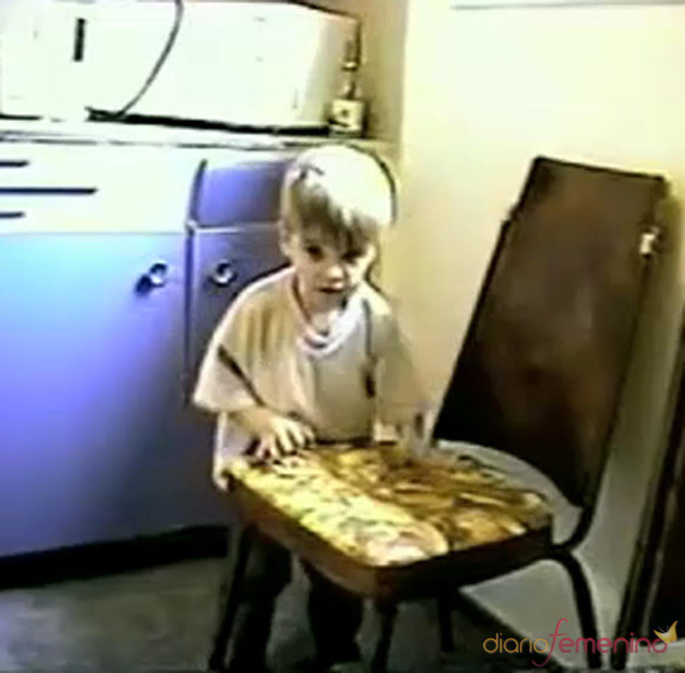 Justin Bieber toca el tambor en una silla
