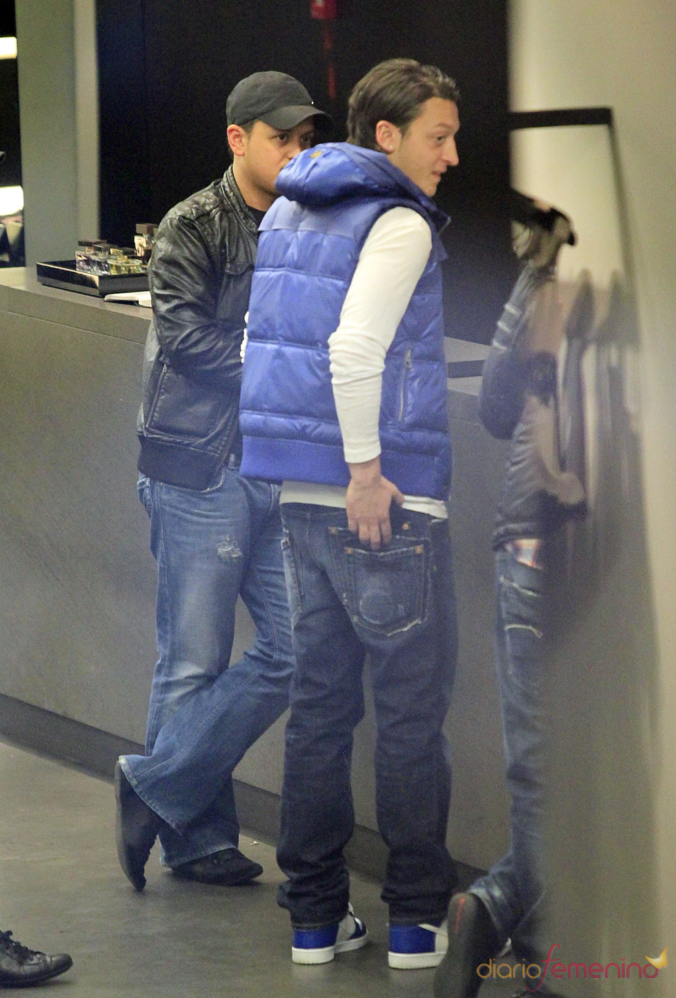 Mesut Ozil busca la cartera para pagar