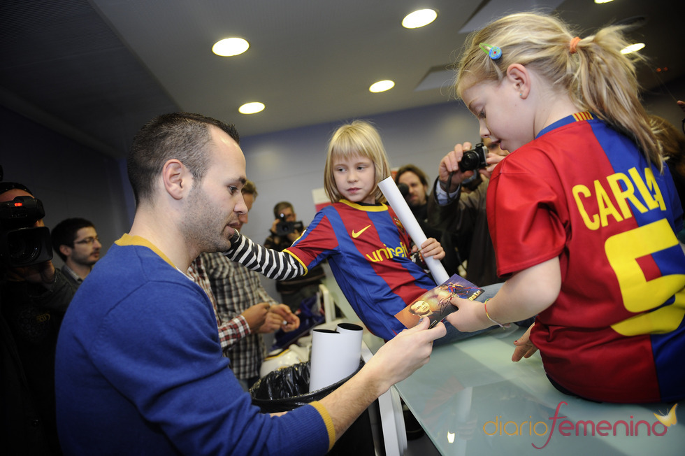 Andrés Iniesta firma autógrafos en un hospital infantil