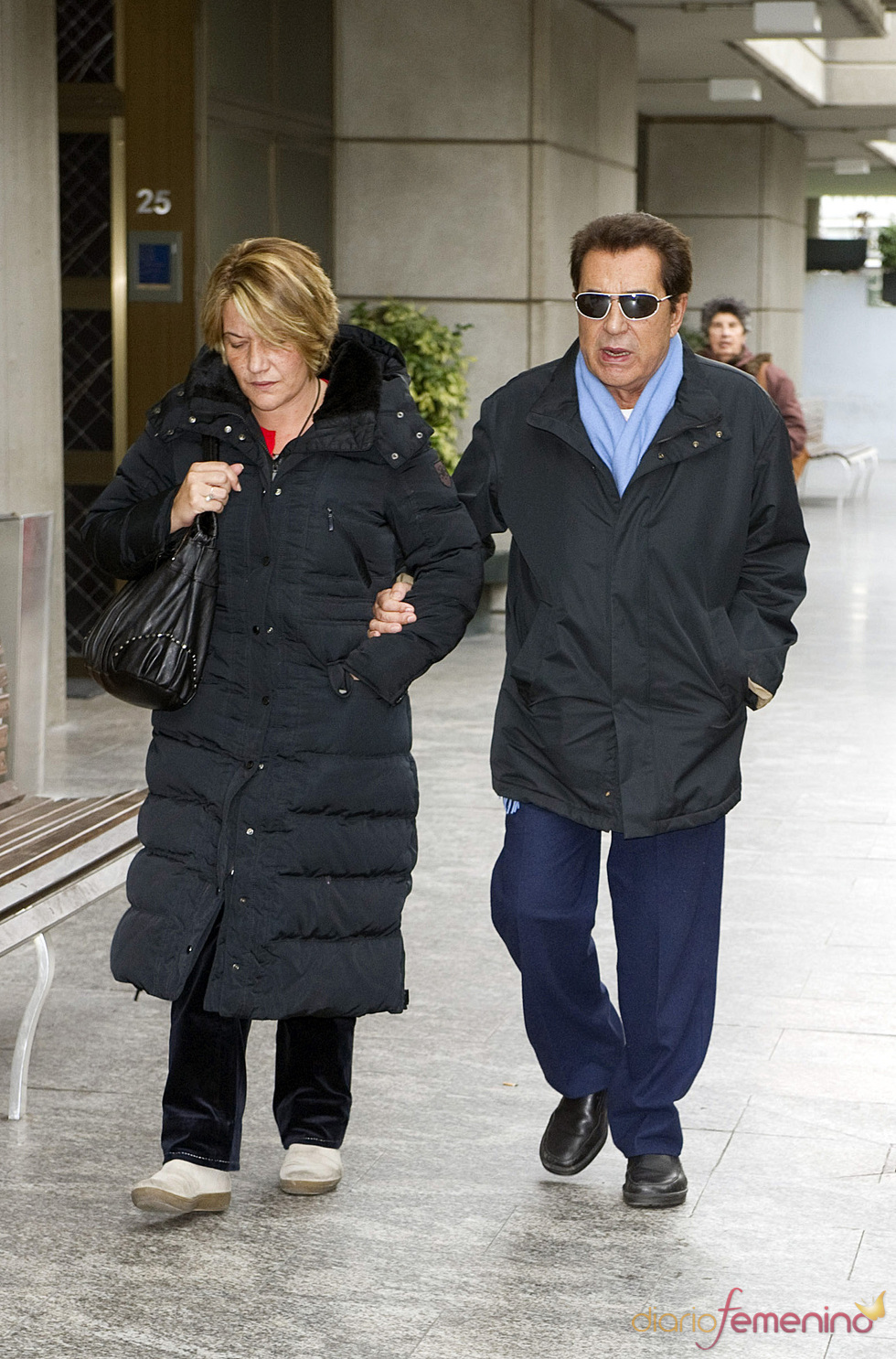 Andrés Pajares en la capilla ardiente de Juanito Navarro