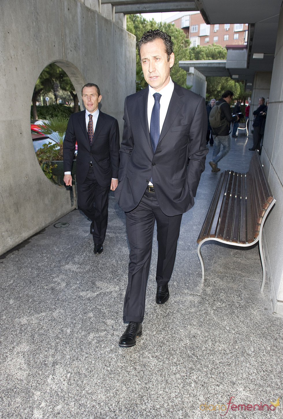 Emilio Butragueño y Jorge Valdano en la capilla ardiente de Juanito Navarro