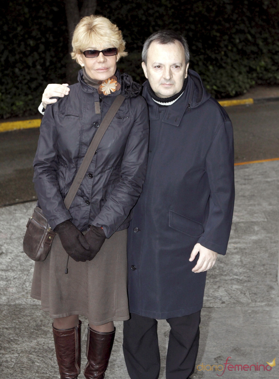 Rosa Valenti y Octavio Acebes en la capilla ardiente de Juanito Navarro