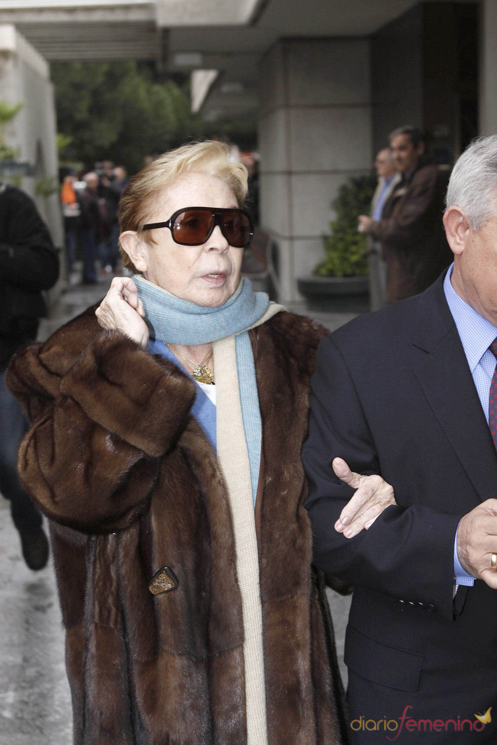 Lina Morgan en la capilla ardiente de Juanito Navarro