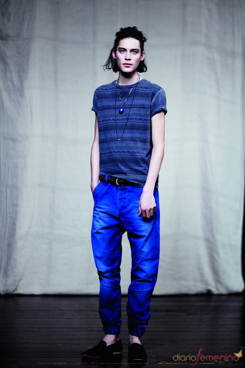 Vaquero fruncido en el tobillo y camiseta estampada p/v 2011 TopMan