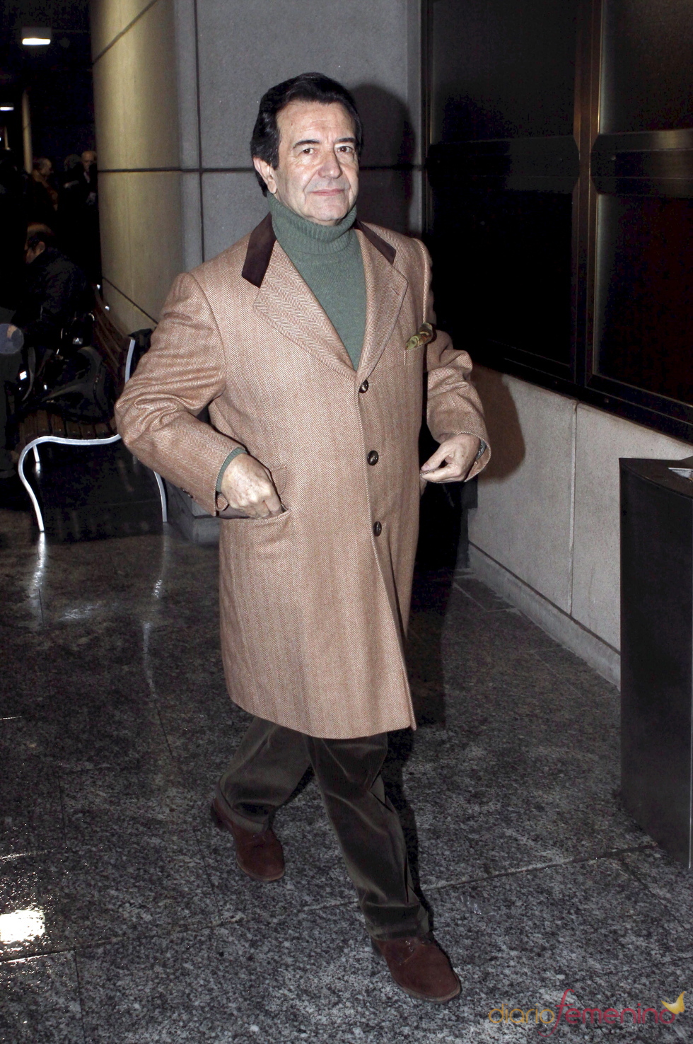 Enrique Cornejo en la capilla ardiente de Juanito Navarro