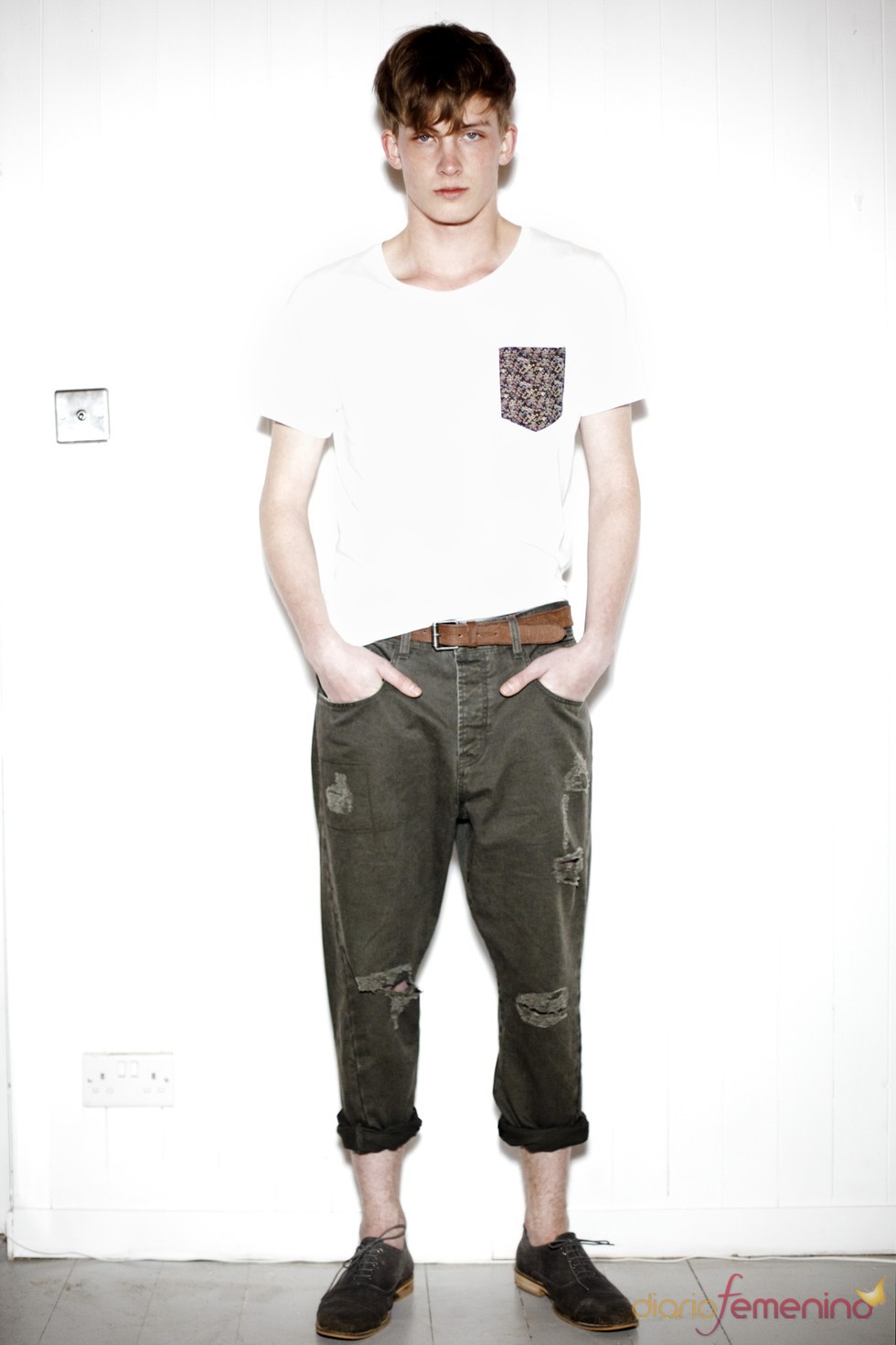Pantalón verde militar con camiseta con bolsillo a juego p/v 2011 TopMan
