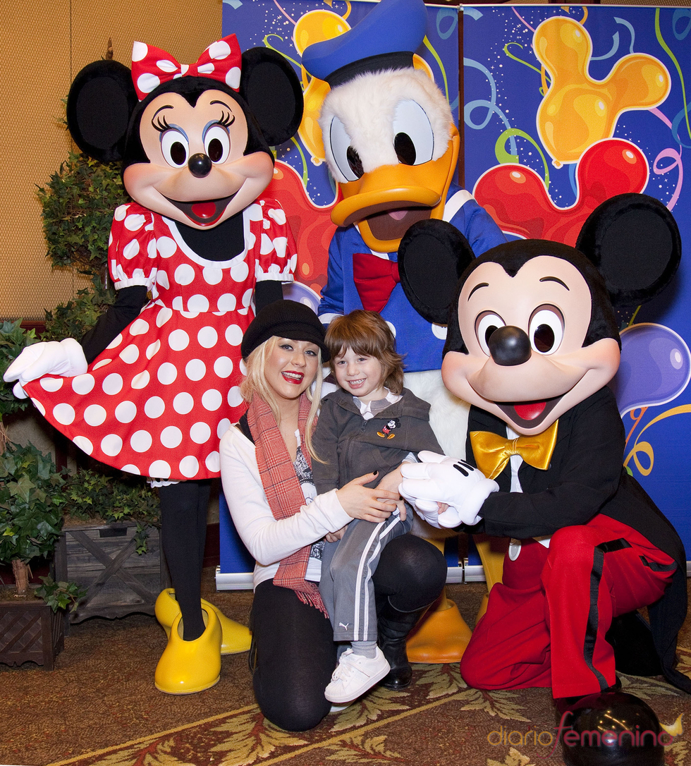 Christina Aguilera y su hijo Max en Disneyland