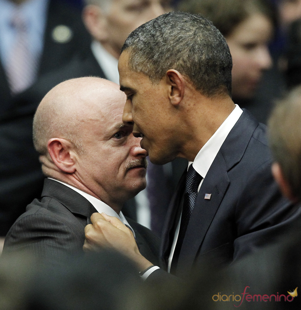 Barack Obama abraza al marido de Gabrielle Giffords