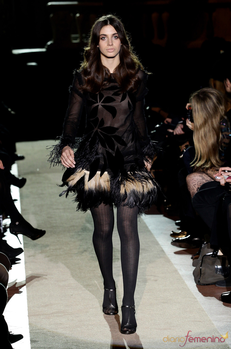 Virginia Valsecchi en el desfile inaugural de Alberta Ferretti en la Pitti Uomo 79