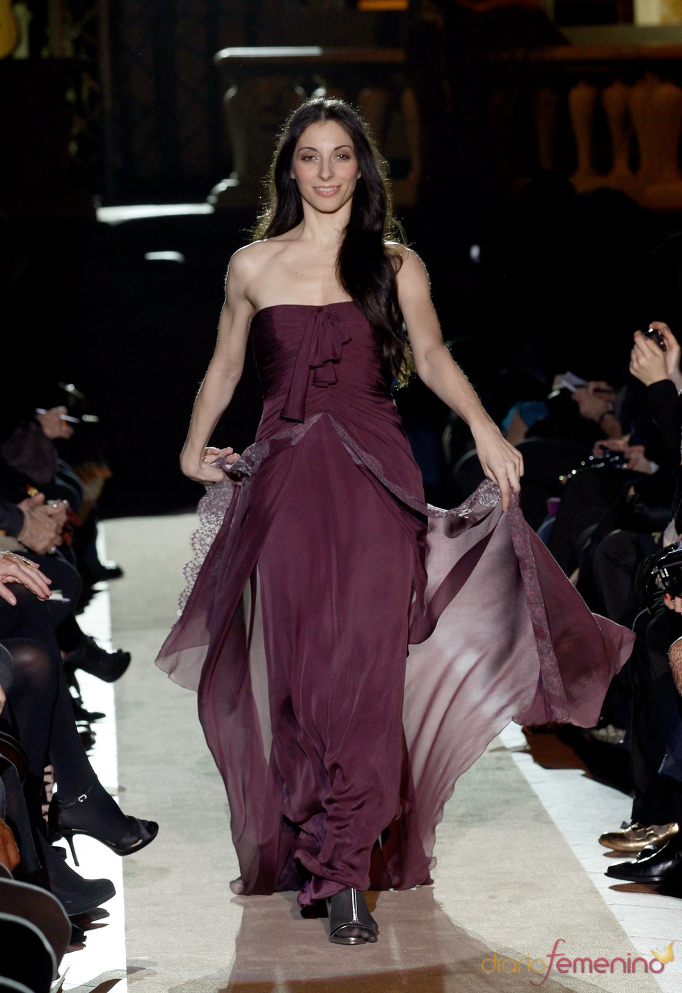 Beatriz carbone en el desfile inaugural de Alberta Ferretti en la Pitti Uomo 79
