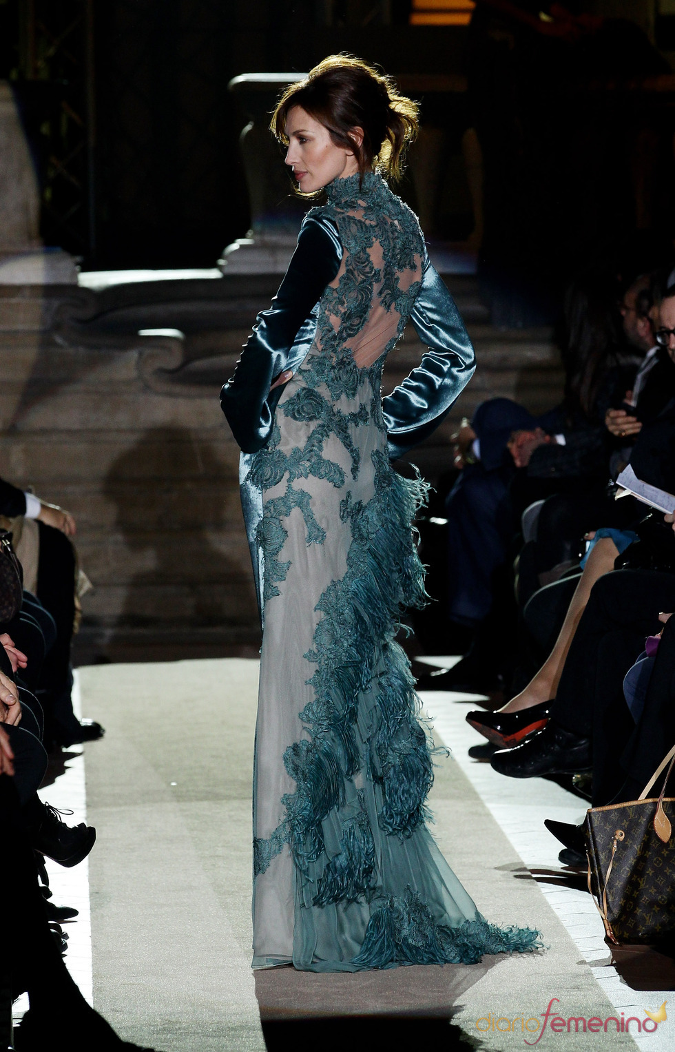 Nieves Álvarez luciendo espalda en el desfile inaugural de Alberta Ferretti en la Pitti Uomo 79
