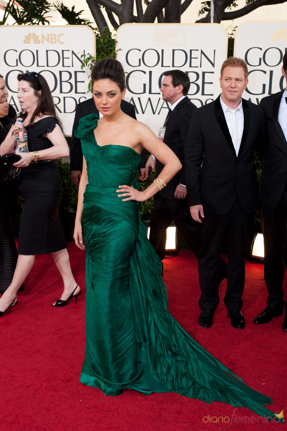 Mila Kunis en la alfombra roja de los Globos de Oro 2011