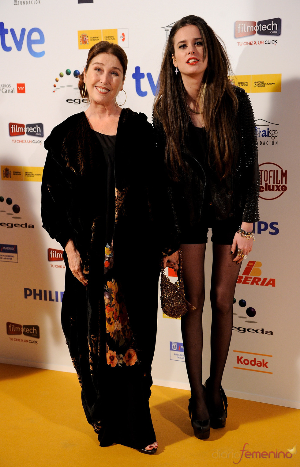 Vernica Forqué y María Iborra posan en los Premios Jose María Forqué 2011