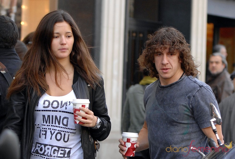 Malena Costa y Carles Puyol se toman un descanso en su día 