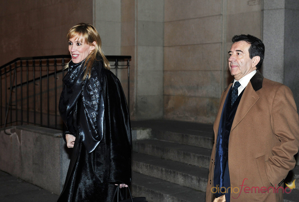 Enrique Cornejo y Mamen Díaz en la misa funeral por Juanito Navarro