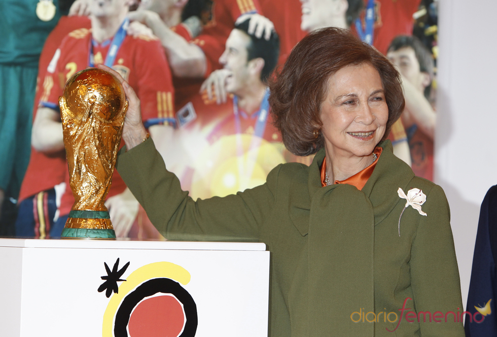 La Reina Sofía con la Copa del Mundo en FITUR