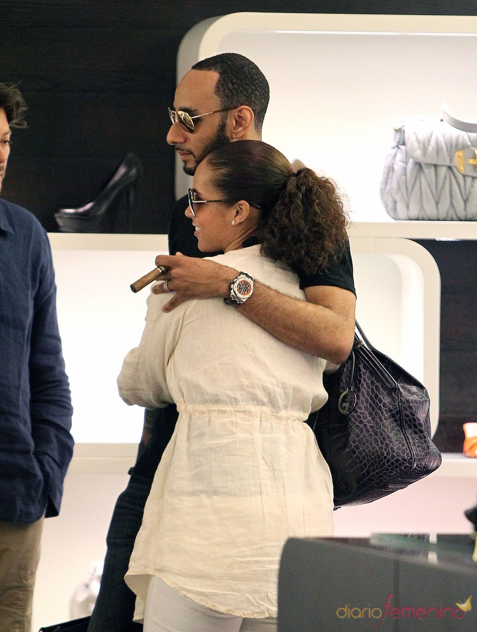 Swizz Beatz, el marido de Alicia Keys, fumando