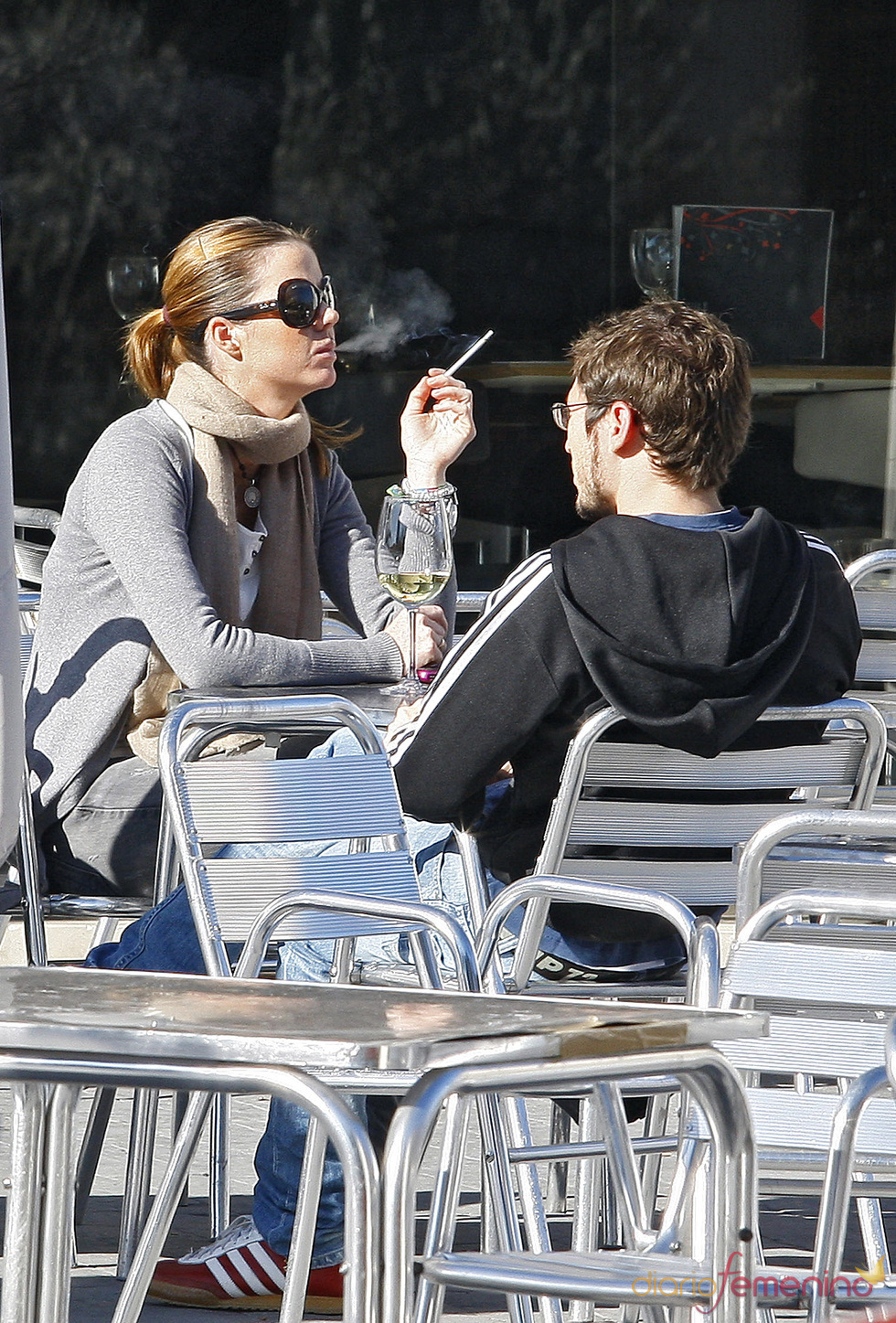 Amelia Bono, con su marido Manuel Martos, fumando