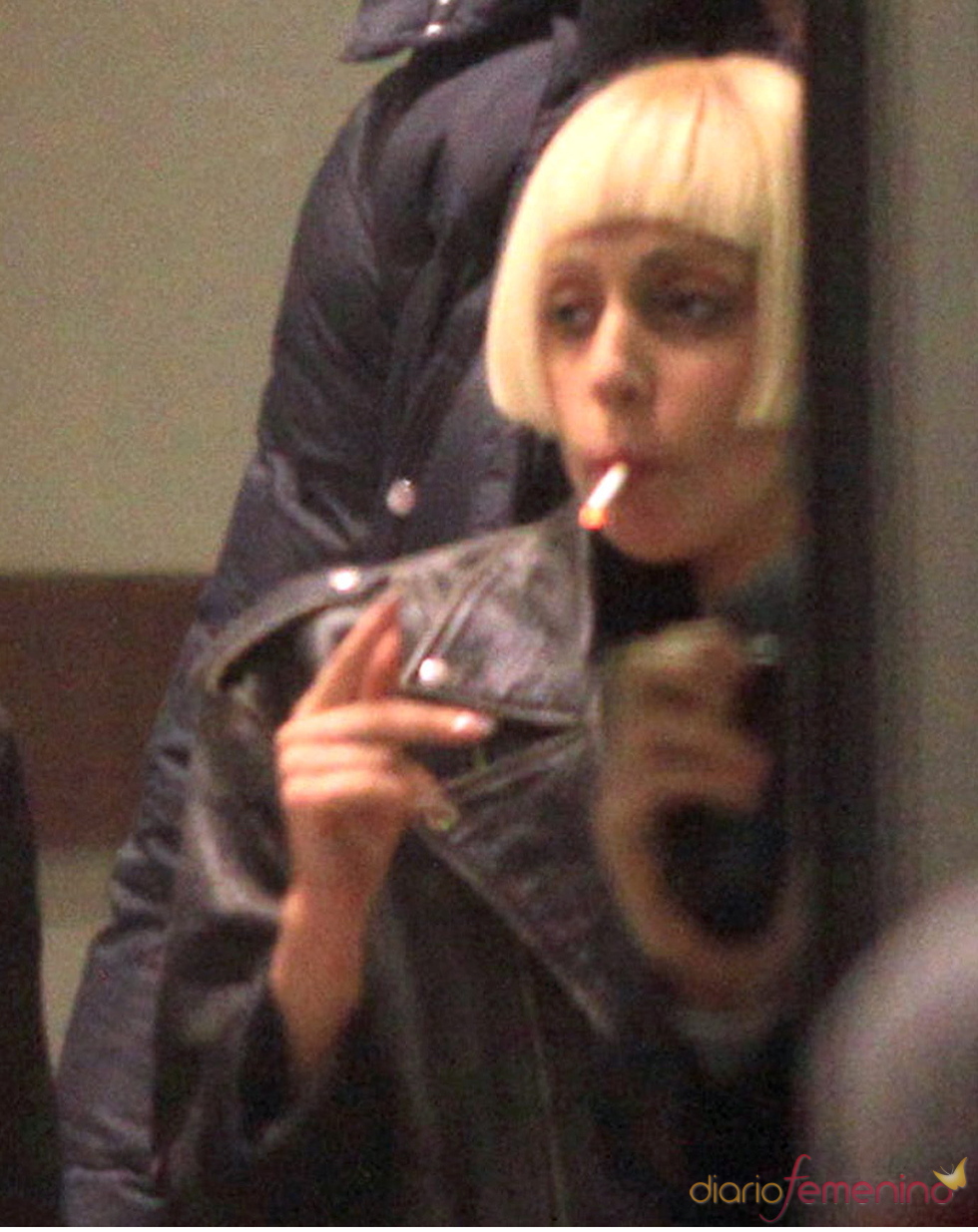 Lady Gaga, fumando a la salida de una tienda
