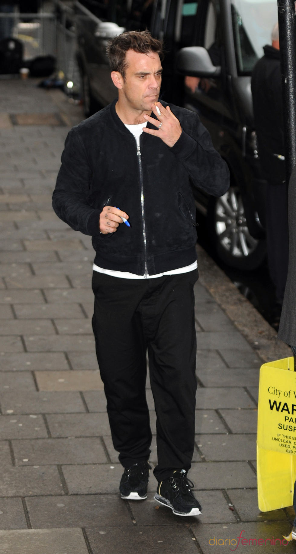 Robbie Williams, fumando por las calles de Londres