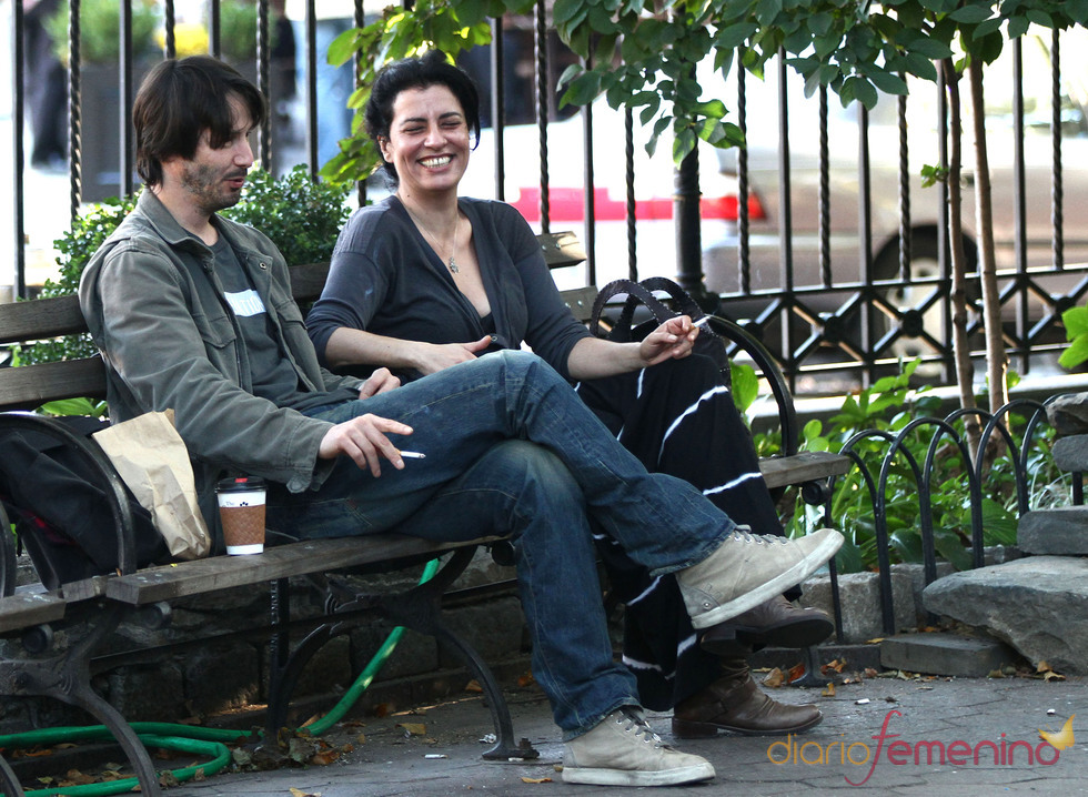 Keanu Reeves, fumando con una amiga en Nueva York