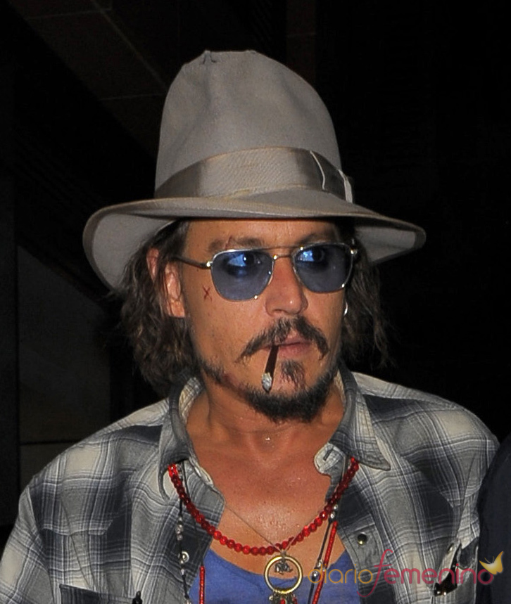 Johnny Depp, fumando por las calles de Londres