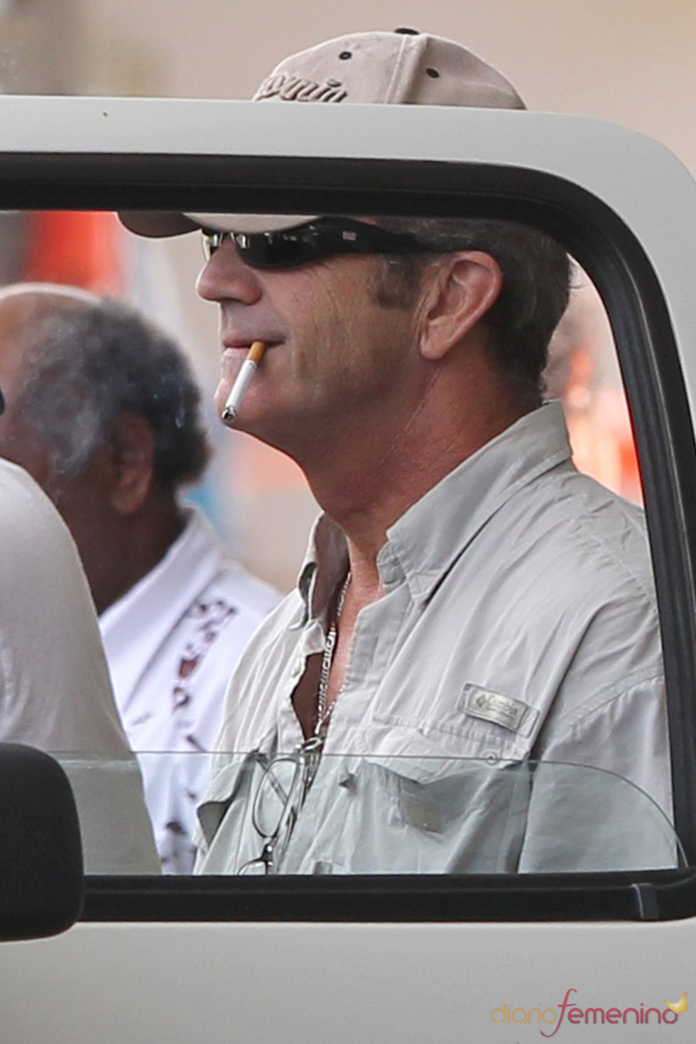 Mel Gibson, fumando por las calles de las islas Fiyi
