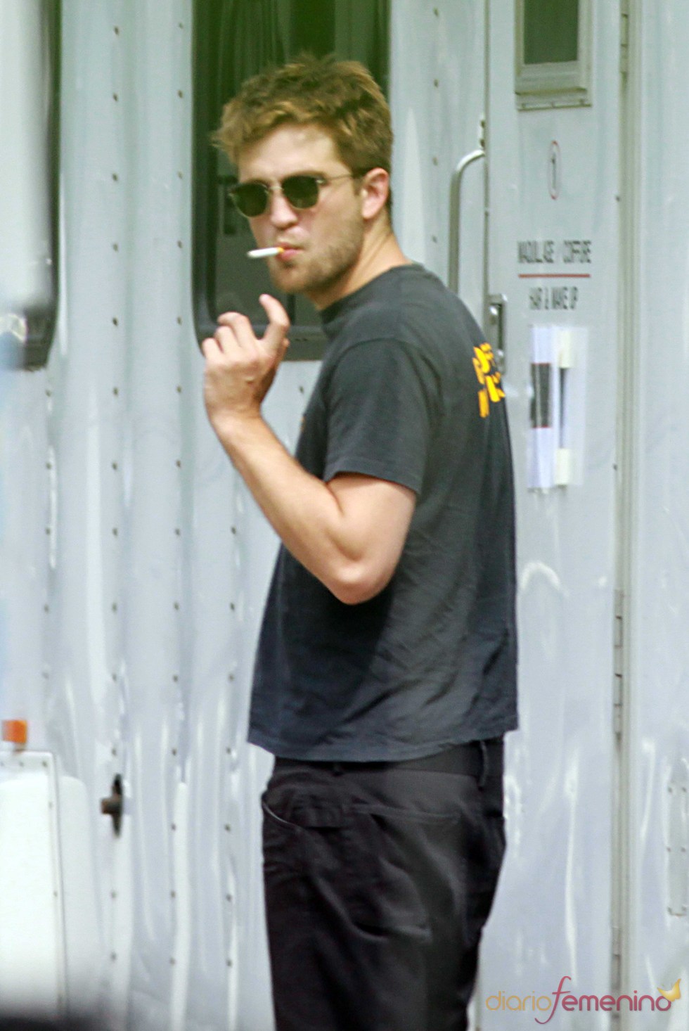 Robert Pattinson, fumando en Canadá