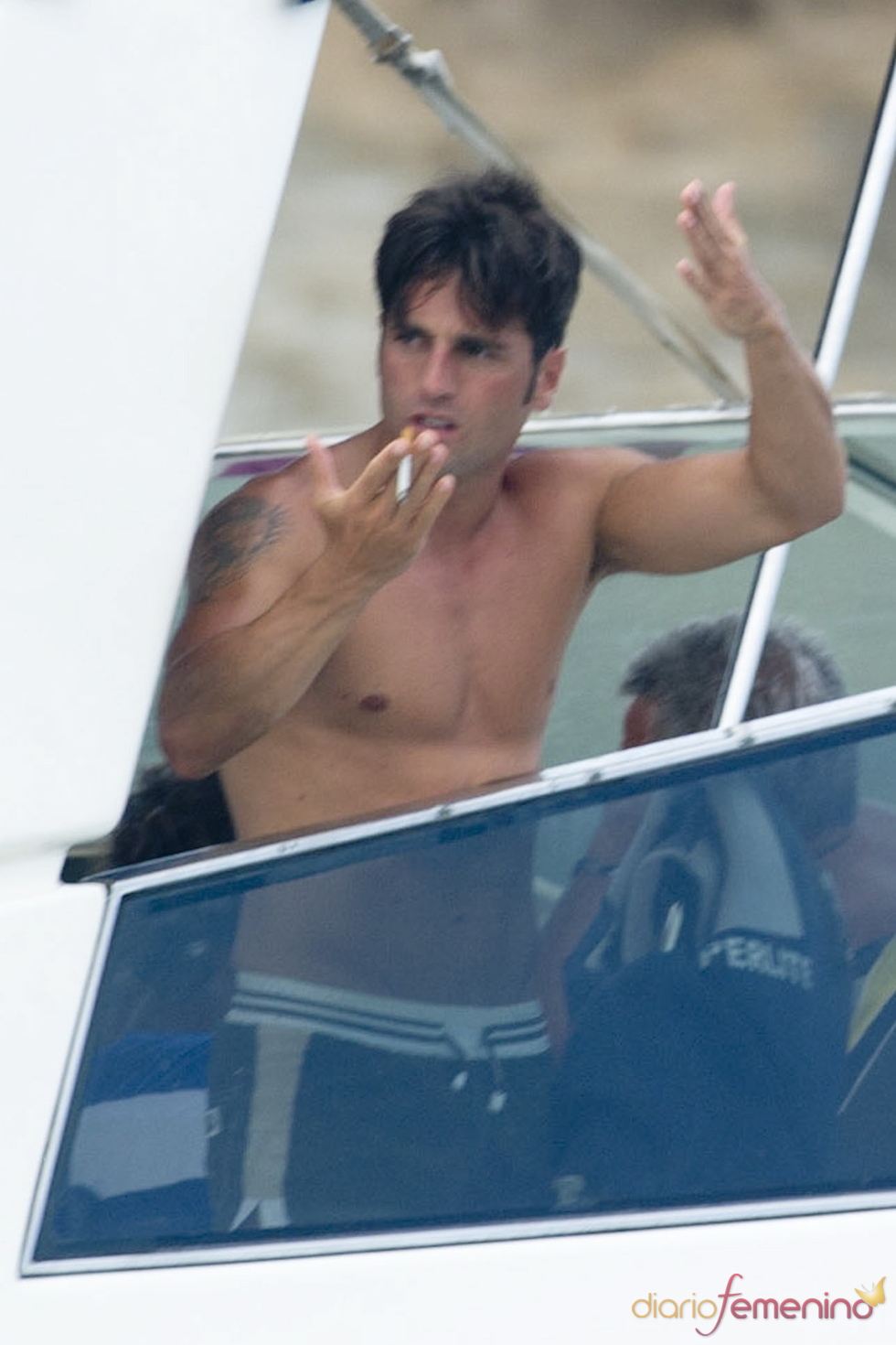 David Bustamante, fumando en altar mar en Ibiza