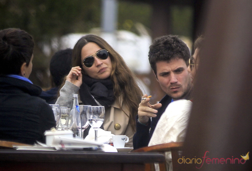 Dani Martín, fumando con su novia Huga en una terraza de Ibiza