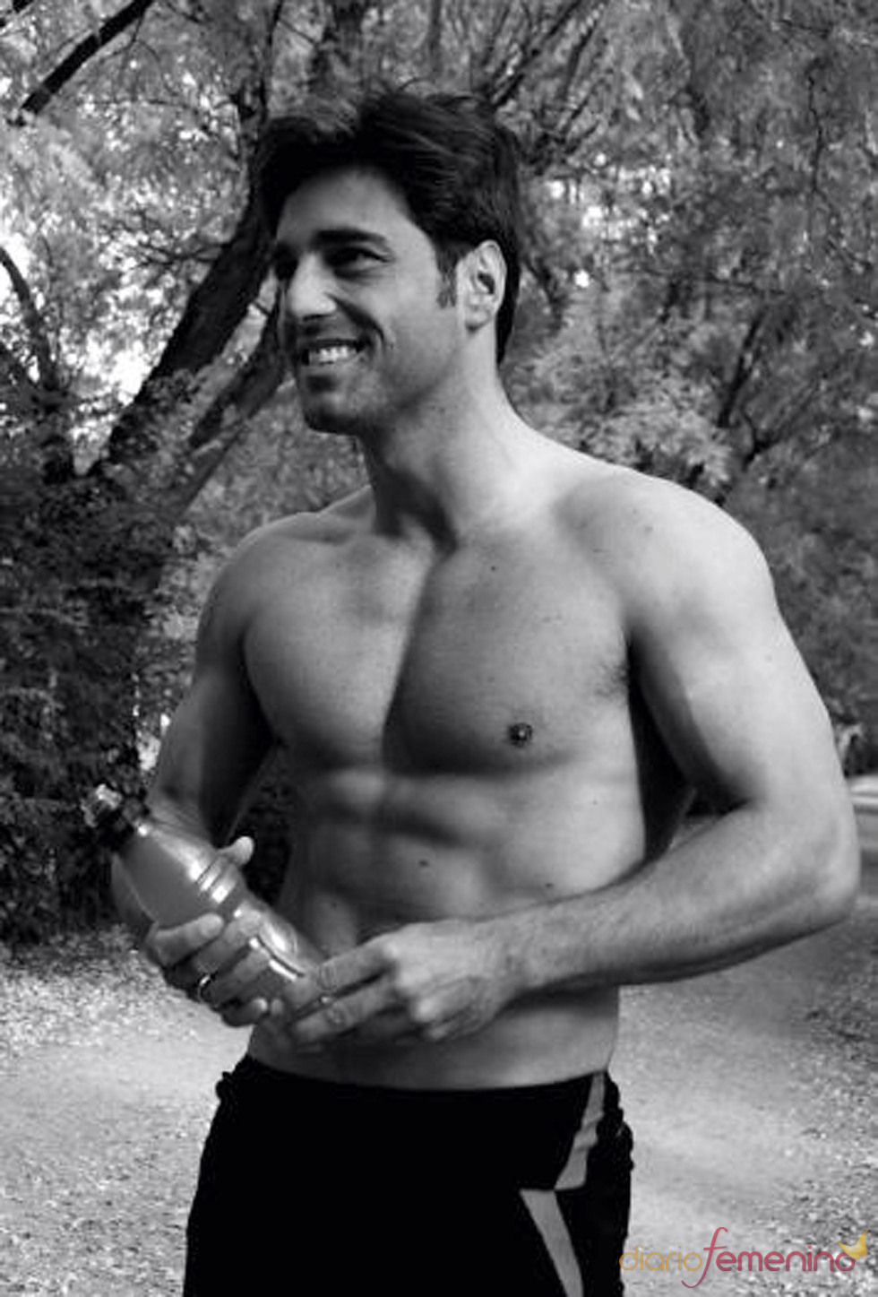 David Bustamante luce abdominales para ilustrar un libro