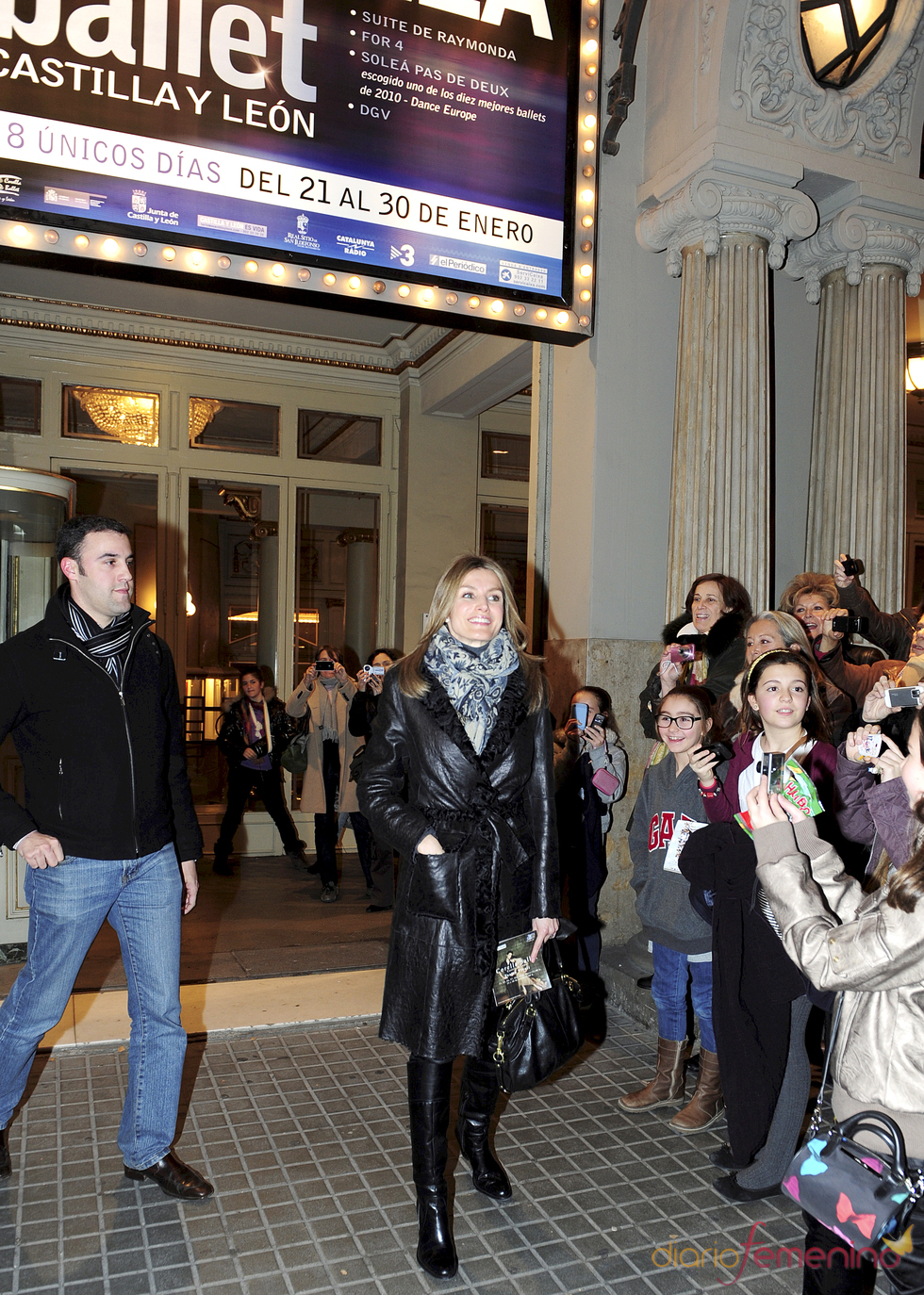 La princesa Letizia acude junto a una amiga a un espectáculo de Ángel Corella