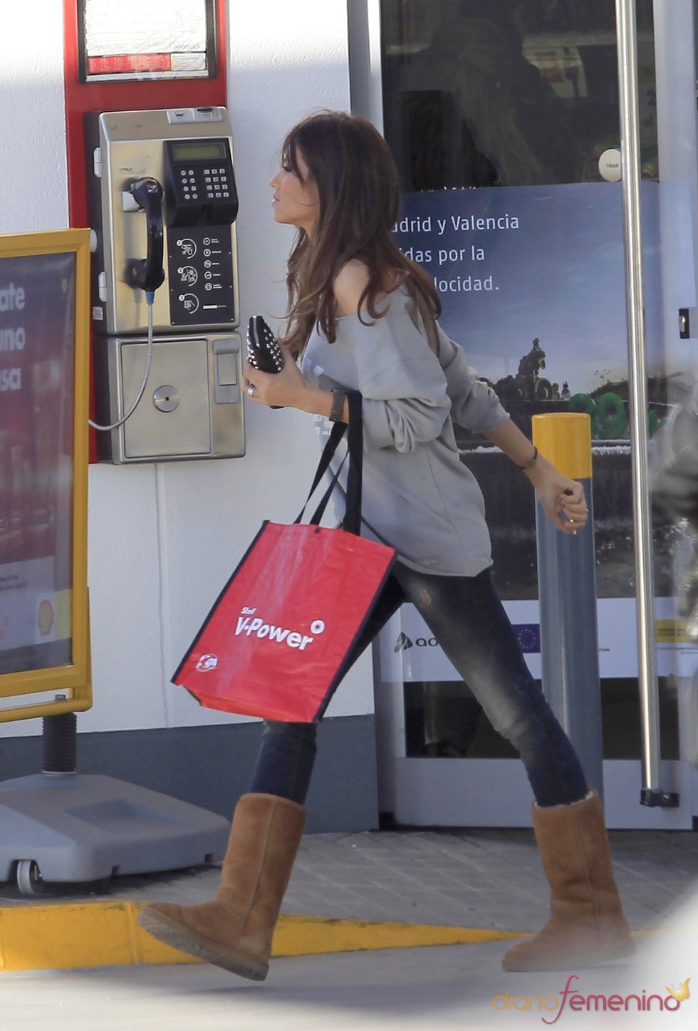 Sara Carbonero sale de la gasolinera con una bolsa