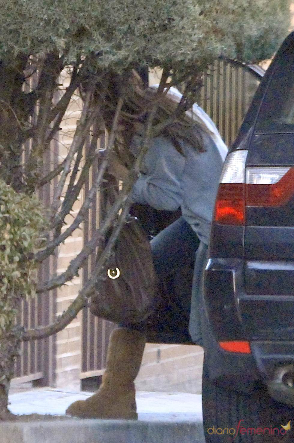 Sara Carbonero tiene problemas para salir del coche