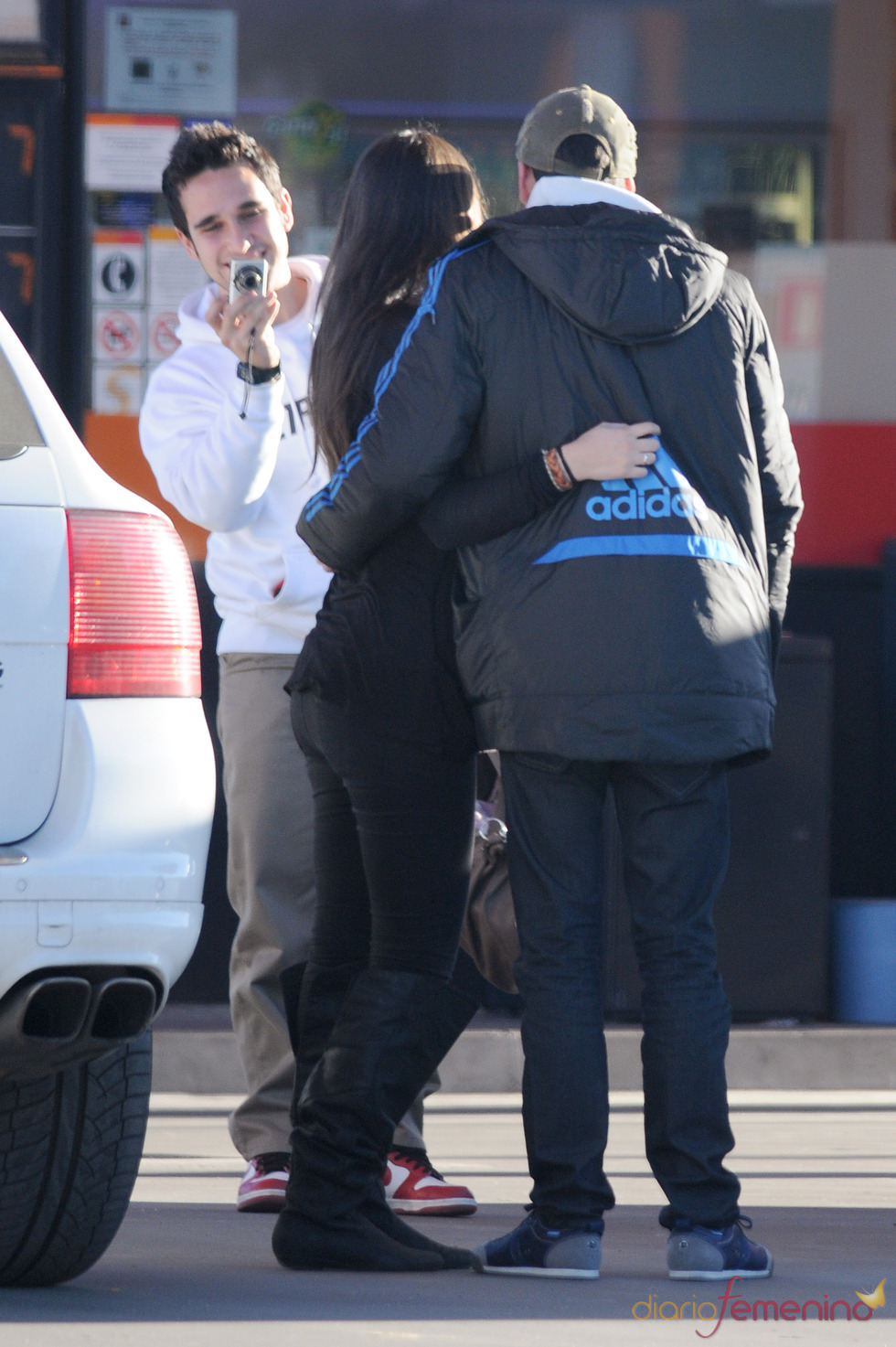 Mario Casas se fotografía con sus fans en la gasolinera