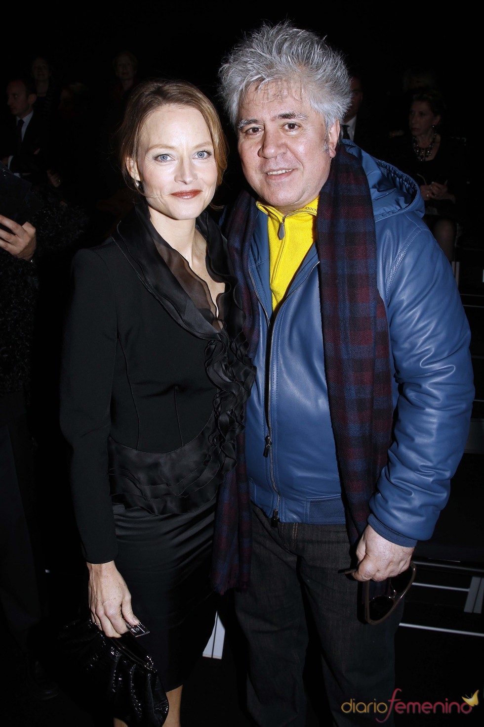 Pedro Almodóvar con Jodie Foster en el desfile de Armani en París