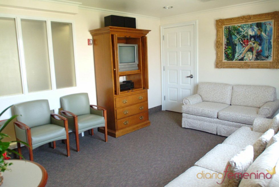 La sala de estar de la habitación de Penélope Cruz en el Cedars Sinai