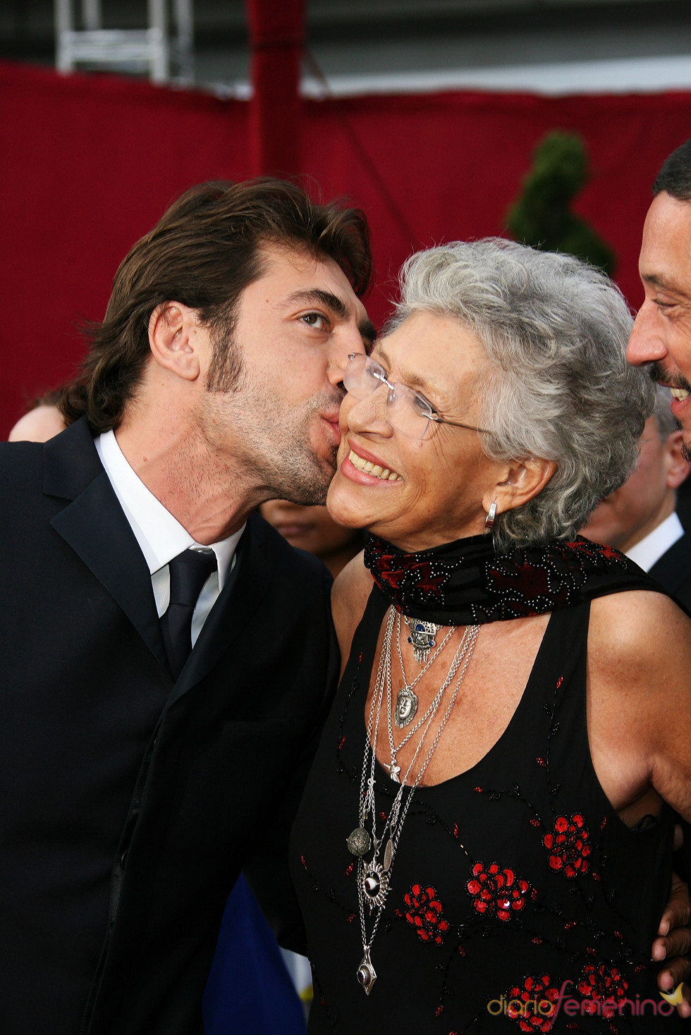 Javier Bardem besa a su madre Pilar
