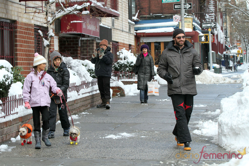 Hugh Jackman disfruta como un niño jugando con la nieve